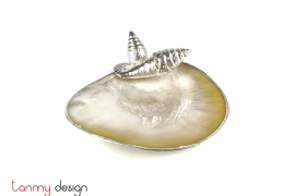 Natural clam shell attached with silver plated oysters